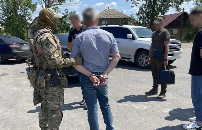 Обіцяв швидке оформлення товару через митний пост: на Одещині службовець митниці «піймався» на хабарі