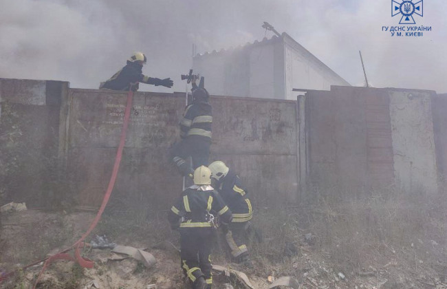 У Києві на Оболоні спалахнула пожежа: що відомо, фото