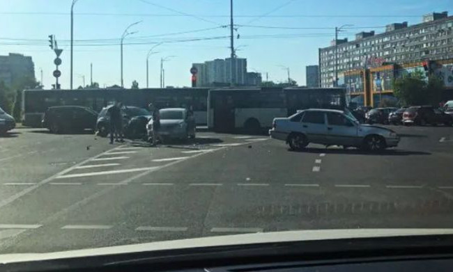 У Києві на Дарницькій площі сталася серйозна ДТП: фото