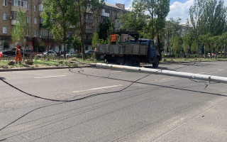 В Киеве из-за падения электроопоры временно перекрыто движение на бульваре Леси Украинки