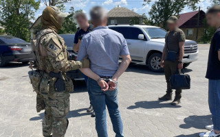 Обещал быстрое оформление товара через таможенный пост: в Одесской области служащий таможни «попался» на взятке