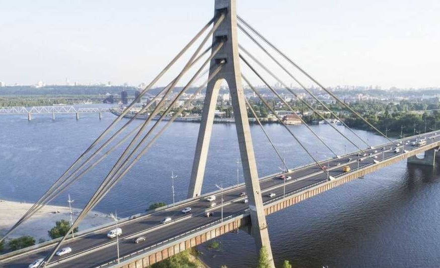 В Киеве на Северном мосту частично ограничат движение транспорта: когда и почему