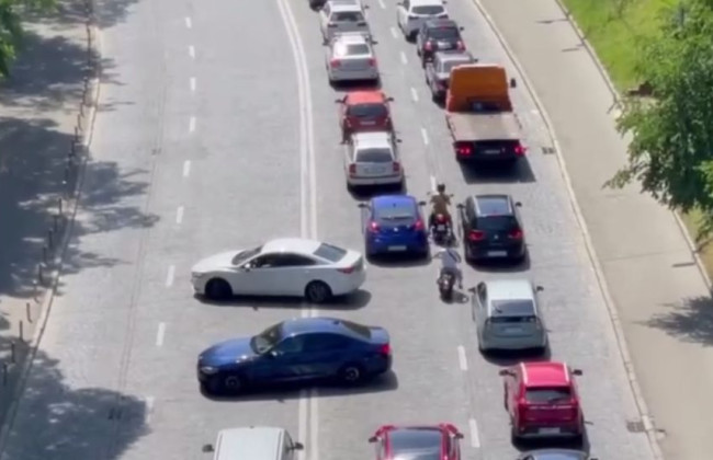 У Києві на Володимирському узвозі утворився величезний затор, відео