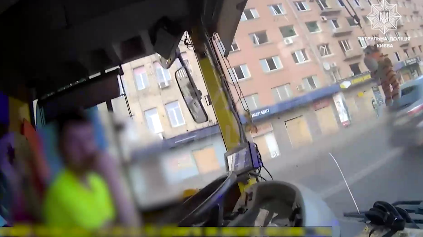 В Киеве пассажир заметил у водителя троллейбуса признаки алкогольного опьянения: патрульные остановили транспорт – что было дальше