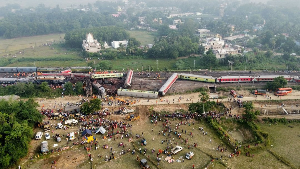 В Индии столкнулись два пассажирских поезда: 288 человек погибли и более 850 получили ранения, фото и видео