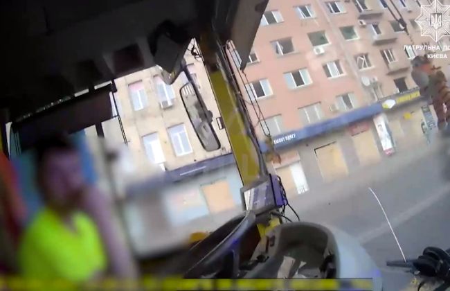 В Киеве пассажир заметил у водителя троллейбуса признаки алкогольного опьянения: патрульные остановили транспорт – что было дальше