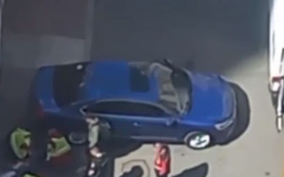 У Києві людина впала з трансформаторної будки, відео