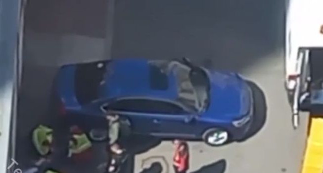 В Киеве человек упал с трансформаторной будки, видео