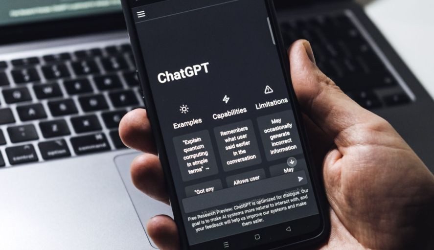 Чат-бот ChatGPT почнуть інтегрувати у смартфони