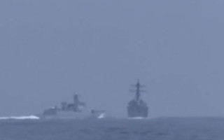 Китайский военный корабль устроил провокацию эсминцу США, видео