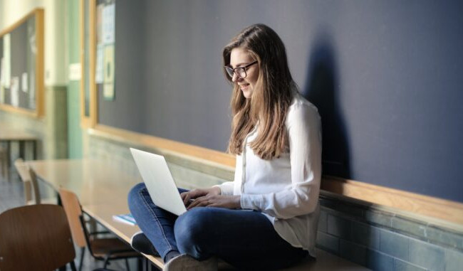 Переселенцы могут подать заявление на получение ваучеров на обучение онлайн