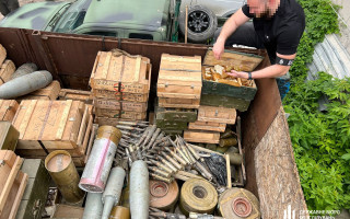 На Харківщині знайшли понад 10 тонн російських боєприпасів та зенітну установку, фото