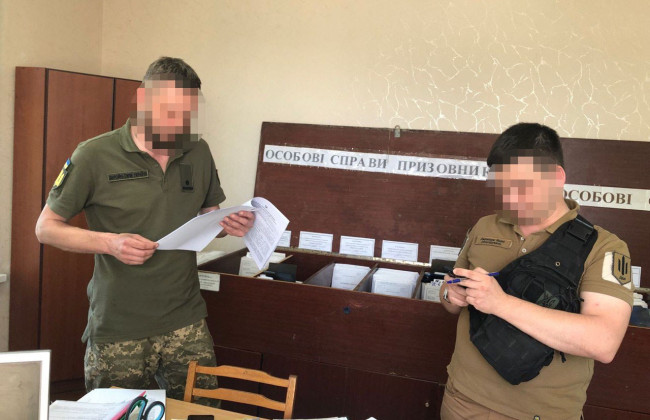 Обещал военнообязанным оформить «плохое здоровье»: в Киеве разоблачен чиновник ТЦК и СП