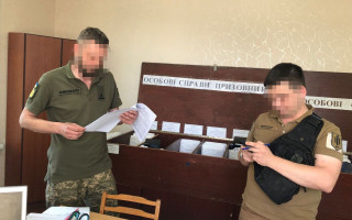 Обіцяв військовозобов’язаним оформити «погане здоров’я»: у Києві викрито посадовця ТЦК та СП