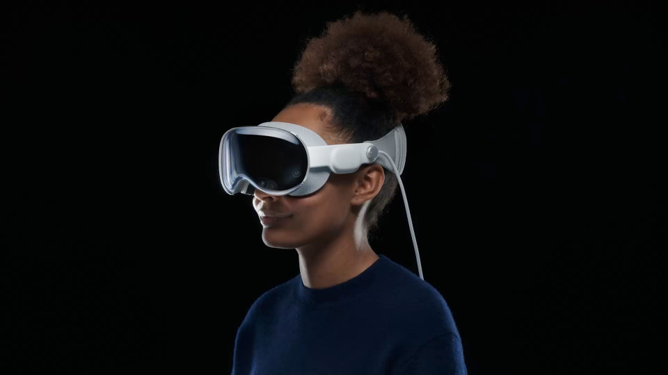 Apple представила перші в своїй історії окуляри доповненої реальності Vision Pro