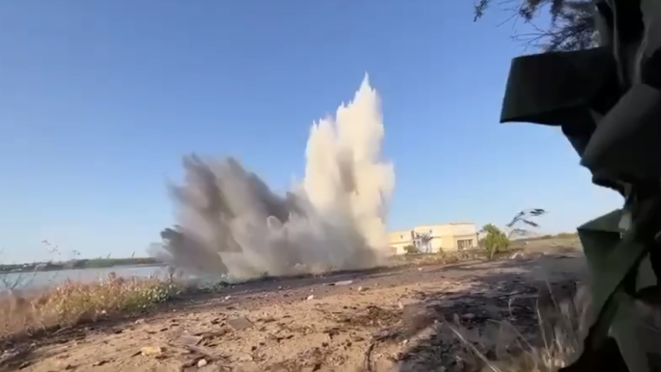 На Каховской ГЭС продолжают детонировать российские мины: видео