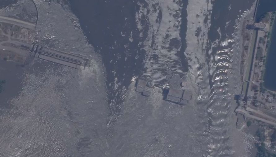 Подрыв Каховской ГЭС: опубликовали первый спутниковый снимок разрушений