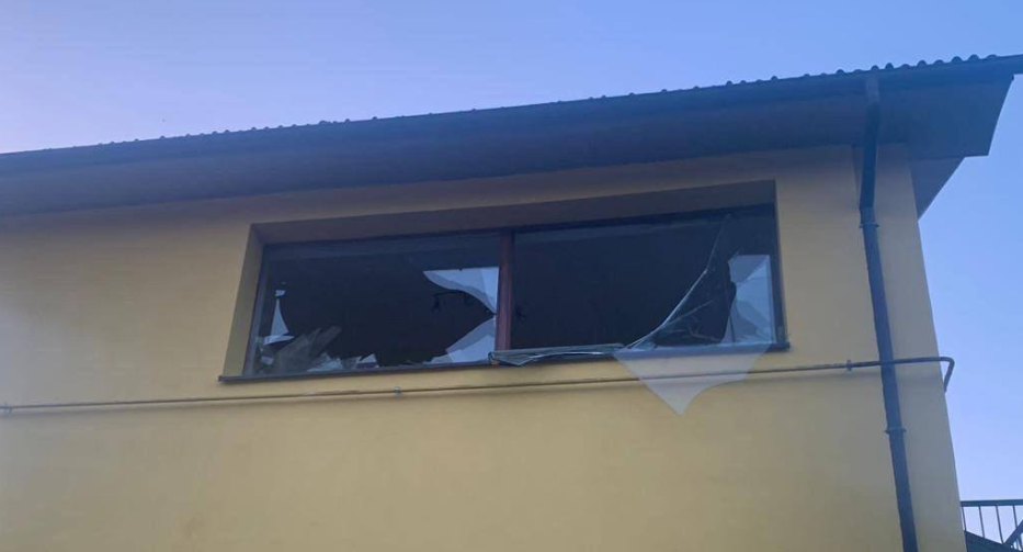 Пошкоджено поліклініку, уламки ракети впали біля пологового будинку: наслідки нічної атаки на Київщині