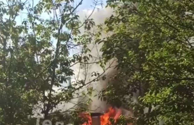 Над многоэтажками поднялся черный дым: в Киеве вспыхнул масштабный пожар, видео