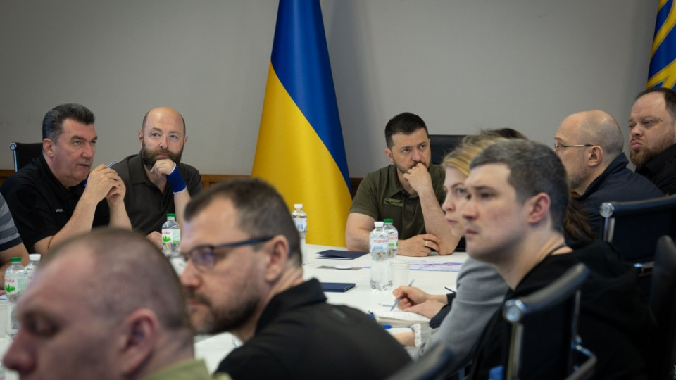 Подрыв Каховской ГЭС: Зеленский поручил провести эвакуацию и обеспечить людей питьевой водой