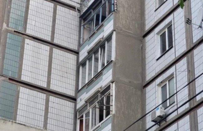 Поврежденные дома и оборванные электросети: показали последствия атаки рф на Киевскую область, фото