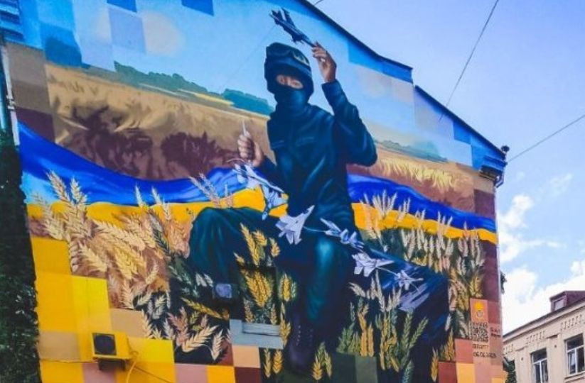 В Киеве на Подоле открыли яркий патриотический мурал, фото