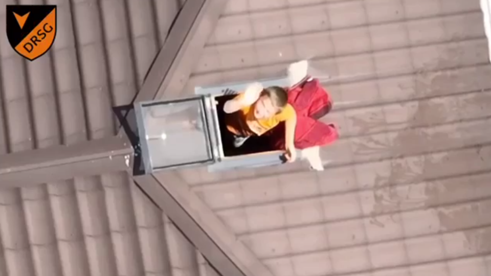 Бійці ЗСУ дроном передали воду жінці з дітьми на дах затопленого будинку під Олешками, відео