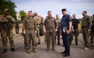 Зеленський у Херсоні побував на переправі, через яку евакуюють людей, відео