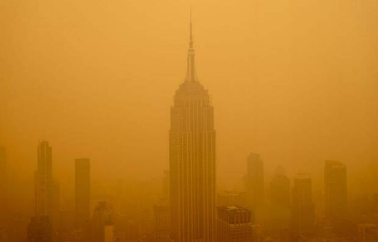 «Похоже на конец света»: Нью-Йорк накрыл густой оранжевый дым, фото