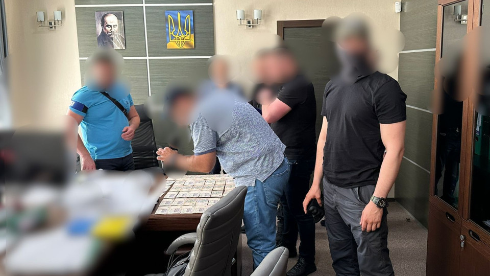 Отримав хабаря від підприємця: на Київщини викрито податківця