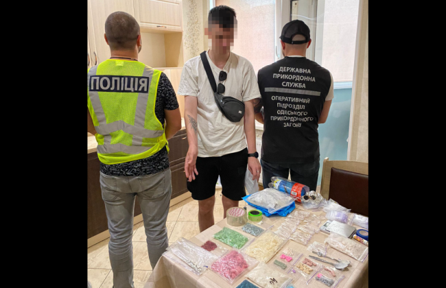 Виготовляли психотропи у промислових масштабах: викрито злочинну групу з «товаром» на $130 000
