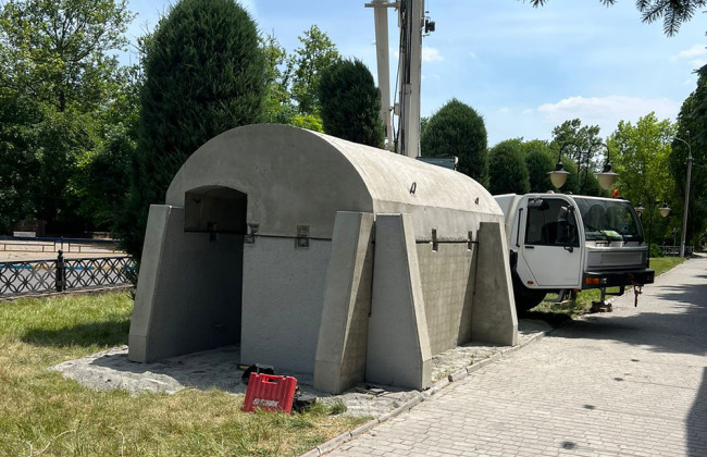 Возле Херсонского городского суда установлены мобильные укрытия: фото