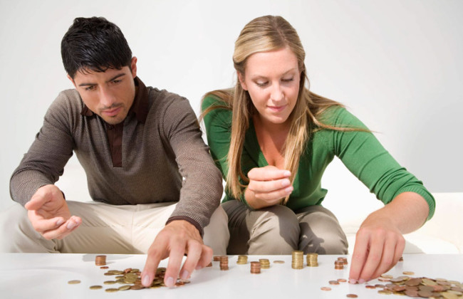 Женщина находится за границей в отпуске по уходу за ребенком: может ли муж заплатить за нее добровольный пенсионный взнос