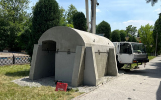 Возле Херсонского городского суда установлены мобильные укрытия: фото