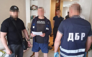 Розмитнювали російський метиловий спирт під виглядом розчинника для фарб: на Дніпропетровщині викрито працівників митниці
