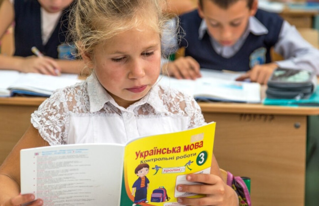 Перехід на українську шкіл, які працюють на мовах країн ЄС, продовжать на рік – комітет підтримав законопроєкт