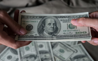 Питання обміну готівкової іноземної валюти, зокрема, доларів США: у НБУ відреагували та надали роз’яснення