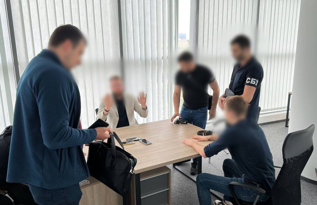 Обіцяли «білий квиток» за 12 тисяч доларів: у Києві викрили чергову схему втечі ухилянтів за кордон