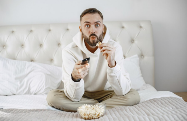 Сериал, комедийный триллер или документалка: что нового предлагают посмотреть в выходные