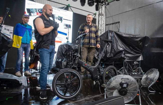 Кличко на аукционе за 350 тысяч гривен продал велосипед, на котором когда-то упал в центре Киева