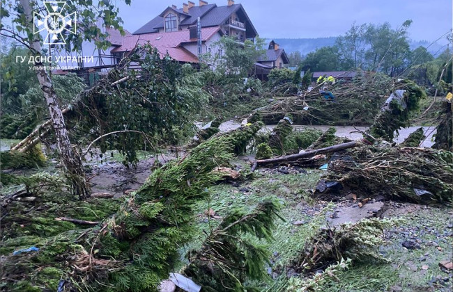 На Львівщині річка вийшла з берегів — в населеному пункті підтопленні будинки, готелі та авто