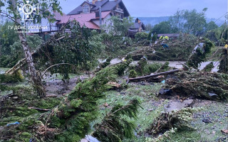 На Львівщині річка вийшла з берегів — в населеному пункті підтопленні будинки, готелі та авто