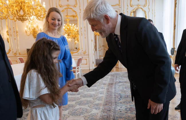 Президент Чехии Петр Павел встретился с маленькой украинкой, которую накануне обидели чешские одноклассники
