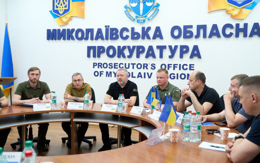 Представники Міжнародного кримінального суду відвідали затоплену Антонівку та Херсон, фото