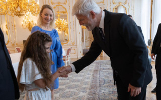 Президент Чехії Петр Павел зустрівся з маленькою українкою, яку напередодні образили чеські однокласники