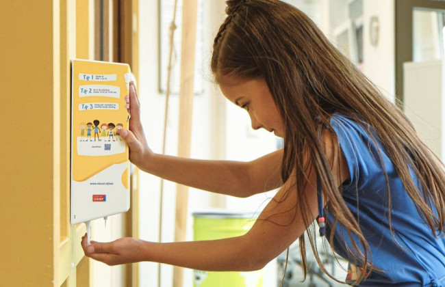 В Нидерландах модифицировали дозаторы с антисептиками со времен пандемии Covid-19: теперь там будет солнцезащитный крем