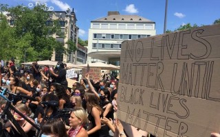 «Зажали» во время ареста: в Швейцарии судят шестерых полицейских, обвиняемых в убийстве темнокожего человека