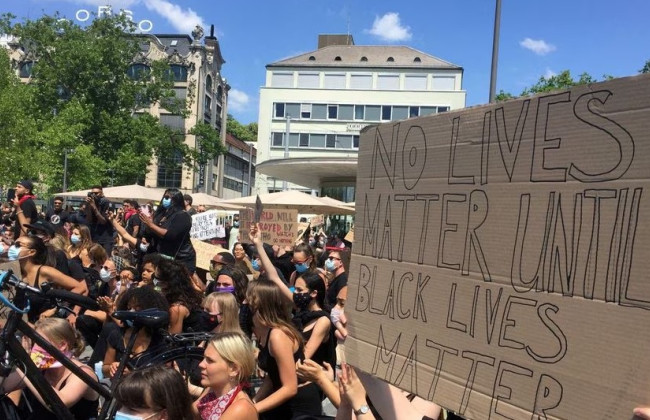 «Затиснули» під час арешту: у Швейцарії судять шістьох поліцейських, звинувачених у вбивстві темношкірої людини