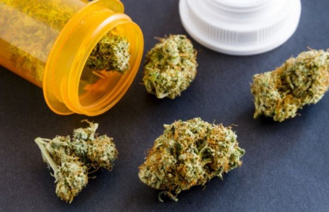 У Києві перехожий хотів пригостити поліцейських марихуаною: що з ним сталося далі