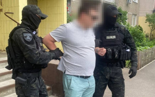 Взятка в 2300 долларов за закрытие уголовного производства: в Киеве задержали полицейского
